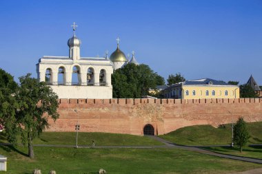 Kiliseler ve duvardaki antik Veliky Novgorod Kremlin'in Veliky Novgorod, Rusya bir yaz gününde