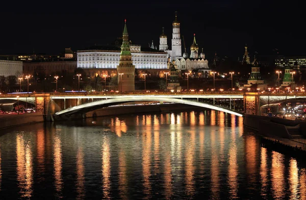 Schöne Nachtsicht Auf Den Moskauer Kreml Und Die Brücke Über — Stockfoto