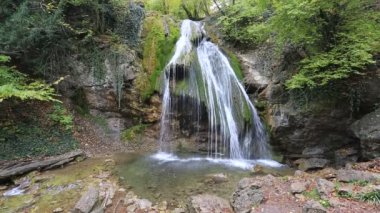 Şelale Jur-Jur Kırım'sonbahar ormandaki