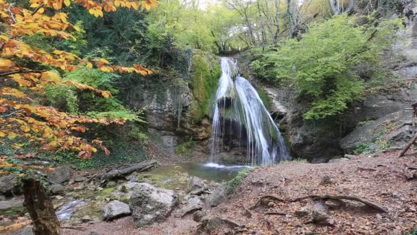 Wodospad Jur Jur Lesie Jesienią Krymie — Wideo stockowe