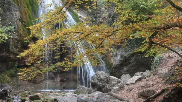 Wodospad Jur Jur Lesie Jesienią Krymie — Wideo stockowe