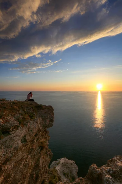 Женщина Фотографирует Закат Высоко Над Морем Скале Fiolent Крыму — стоковое фото