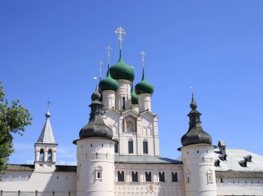 Güneşli yaz gün, kilise, duvarları ve kuleler Rostov Kremlin'in Rostov Veliky şehir görünümünü üzerinde. Rusya'nın altın yüzük