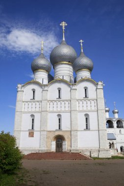 Bir güneşli yaz gün görünümünü Rostov Kremlin varsayım katedralde üzerinde. Rusya'nın altın yüzük