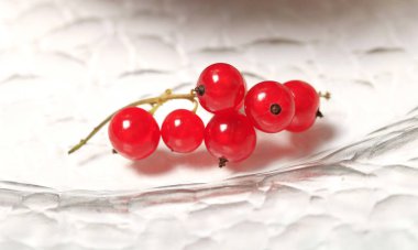 Bir cam plaka yakın çekim taze kırmızı frenk üzümü çilek