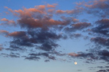 Akşam gökyüzünde ay ve bulutlar