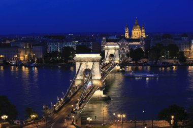 Budapeşte, Zincir Köprü ve Aziz Stephen Bazilikası'nın görülmeye değer manzaralarından güzel gece manzarası