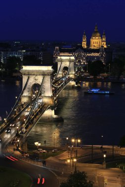 Budapeşte, Zincir Köprü ve Aziz Stephen Bazilikası'nın görülmeye değer manzaralarından güzel gece manzarası