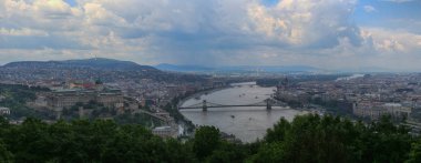 Yağmurlu bir yaz gününde Budapeşte manzaraları panoramik üst görünümü, Macaristan