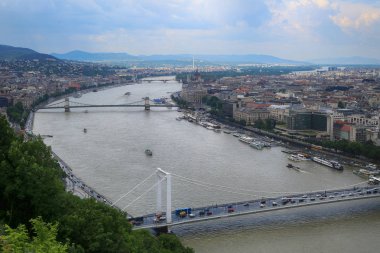 Yağmurlu bir yaz gününde Budapeşte manzaraları panoramik üst görünümü, Macaristan