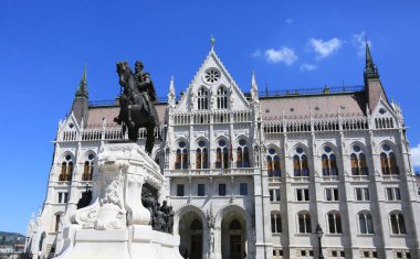 Budapeşte, Macaristan, 3 Haziran 2019. Budapeşte 'de Macar Parlamentosu binasının önünde Parliament Meydanı 'nda Kont Gyula Andrassy heykeli