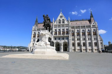 Budapeşte, Macaristan, 3 Haziran 2019. Budapeşte 'de Macar Parlamentosu binasının önünde Parliament Meydanı 'nda Kont Gyula Andrassy heykeli
