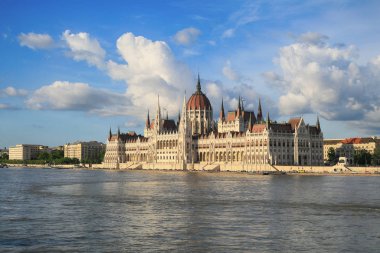 Macaristan 'ın Budapeşte 'deki parlamento binasının ve Tuna Nehri 'nin güzel manzarası