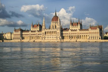 Macaristan 'ın Budapeşte 'deki parlamento binasının ve Tuna Nehri 'nin güzel manzarası