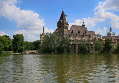 Budapeşte, Macaristan 'dan göle ve Vajdahunyad Kalesi 'ne parkın güzel görünümü