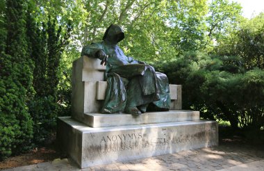 Budapeşte, Macaristan, 2 Haziran 2019. Isimsiz heykeli Vajdahunyad Kalesi avlusunda şehir parkında bulunan 