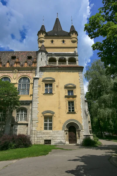 Budapeşte 'de Vajdahunyad Kalesi 'ne parkın güzel manzarası, Macaristan