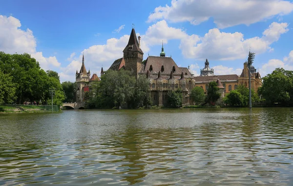 Budapeşte, Macaristan, 2 Haziran 2019. Göle ve Vajdahunyad Kalesi 'ne parkın güzel manzarası
