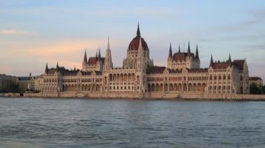 Budapeşte'deki Macar Parlamento Binası ve Tuna Nehri'nin güzel akşam manzarası