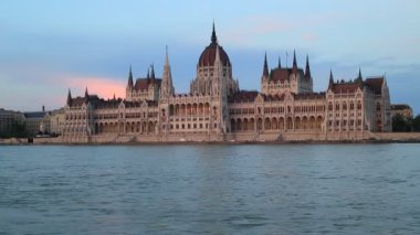 Budapeşte'deki Macar Parlamento Binası ve Tuna Nehri'nin güzel akşam manzarası