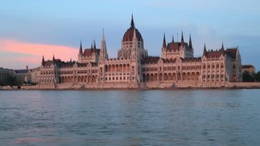 Budapeşte'de gün batımında Macar Parlamento Binası ve Tuna Nehri'nin güzel akşam manzarası