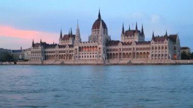 Budapeşte'de gün batımında Macar Parlamento Binası ve Tuna Nehri'nin güzel akşam manzarası