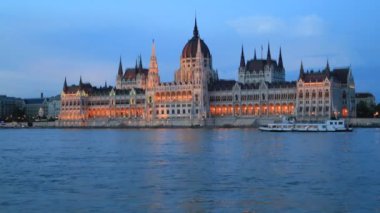 Budapeşte, Macaristan, 3 Haziran 2019. Tuna Nehri'nin ve Macar Parlamentosu binasının güzel akşam manzarası