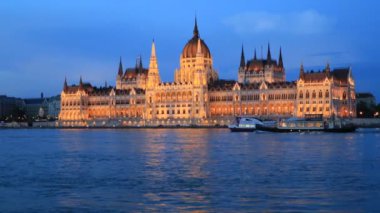 Budapeşte şehrinin, Parlamento binasının ve Macaristan'Daki Tuna Nehri'nin güzel akşam manzarası