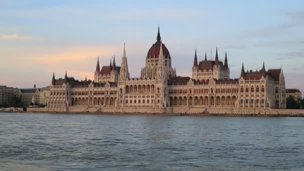 ハンガリー国会議事堂とブダペストのドナウ川の美しい夜景 — ストック動画