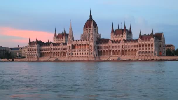 Prachtig Uitzicht Avond Van Het Hongaarse Parlementsgebouw Rivier Donau Bij — Stockvideo