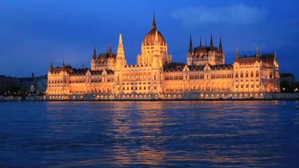 Vacker Kvällsutsikt Över Staden Budapest Parlamentsbyggnaden Och Floden Donau Ungern — Stockvideo