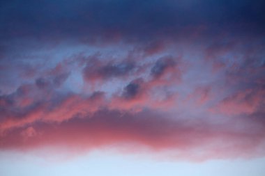 Gün batımında akşam gökyüzünde bulutların güzel doğal arka plan