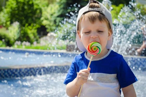 Ragazzo Felice Due Anni Seduto Vicino Alla Fontana Estate Mangia — Foto Stock