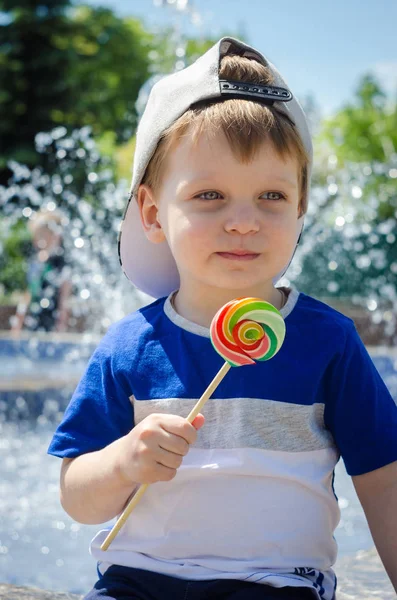 Niño Feliz Dos Años Está Sentado Cerca Fuente Verano Come — Foto de Stock