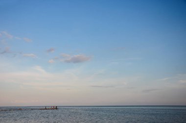 Gün batımında güzel deniz. Keyifli tatil deniz kenarında. Deniz kartpostal için arka plan. İskelede Balıkçılar