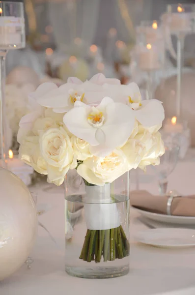 Bouquet Exquis Mariée Roses Blanches Orchidées Avec Décoration Perles Délicat — Photo