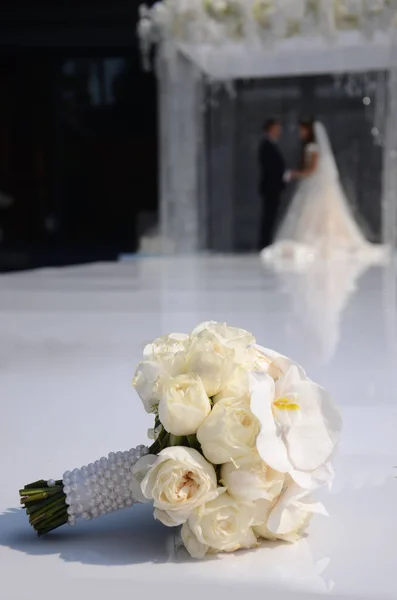 Изысканный Букет Невесты Белых Роз Орхидей Жемчужным Декором Нежный Роскошный — стоковое фото