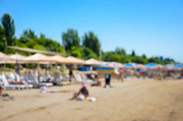 Der Verschwommene Hintergrund Eines Sommerstrandes Der Nähe Des Meeres Bockbetten — Stockfoto