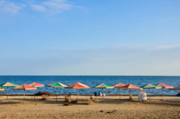 Der Verschwommene Hintergrund Eines Sommerstrandes Der Nähe Des Meeres Bockbetten — Stockfoto