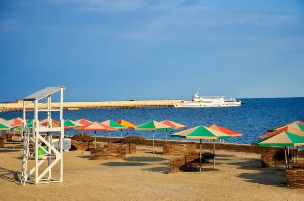 Sommerstrand Der Nähe Des Meeres Bockbetten Sonnenschirme Für Schatten Lebensrettender — Stockfoto