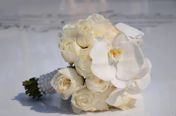 Exquisito Ramo Novia Rosas Blancas Orquídeas Con Decoración Perlas Delicado —  Fotos de Stock