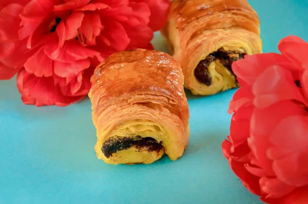 Panino Appetitoso Con Papavero Decorato Con Fiore Ciano Sfondo Blu — Foto Stock