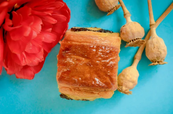 Petit Pain Appétissant Pavot Orné Une Fleur Cyan Sur Fond — Photo