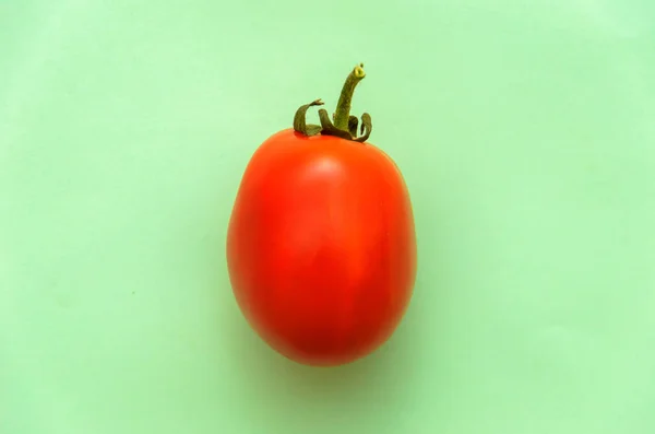 Een Heldere Sappige Rode Tomaat Een Groene Achtergrond Minimalistische Achtergrond — Stockfoto