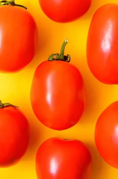 Veel Heldere Rode Sappige Tomaten Een Gele Achtergrond Minimalistische Achtergrond — Stockfoto