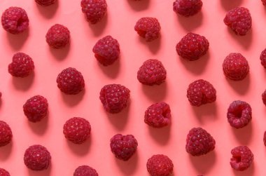 Olgun sulu berry ahududu tarzında pop art Tarih pembe bir arka plan. İyi kartpostal gün arka plan