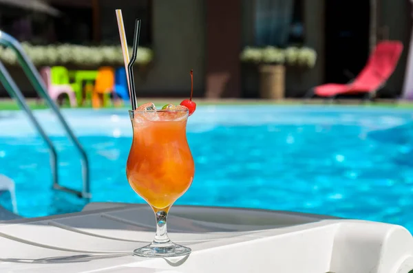 Glas Mit Einem Orangefarbenen Getränk Rande Eines Blauen Pools Sommer — Stockfoto