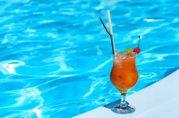 Glas Mit Einem Orangefarbenen Getränk Rande Eines Blauen Pools Sommer — Stockfoto