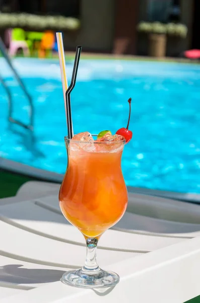 Glas Mit Einem Orangefarbenen Getränk Rande Eines Blauen Pools Sommer — Stockfoto