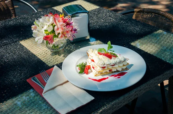 Ştah Açıcı Fransız Tatlı Milföy Yaz Restoran Gerekçesiyle Bir Hizmet — Stok fotoğraf